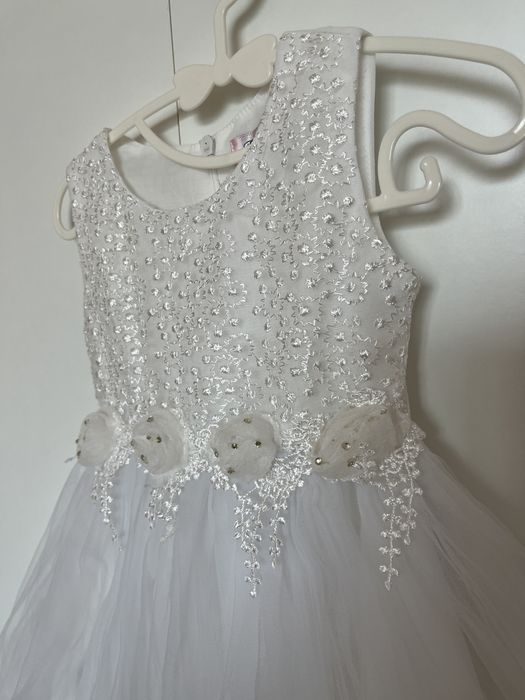 Бяла булченска рокля