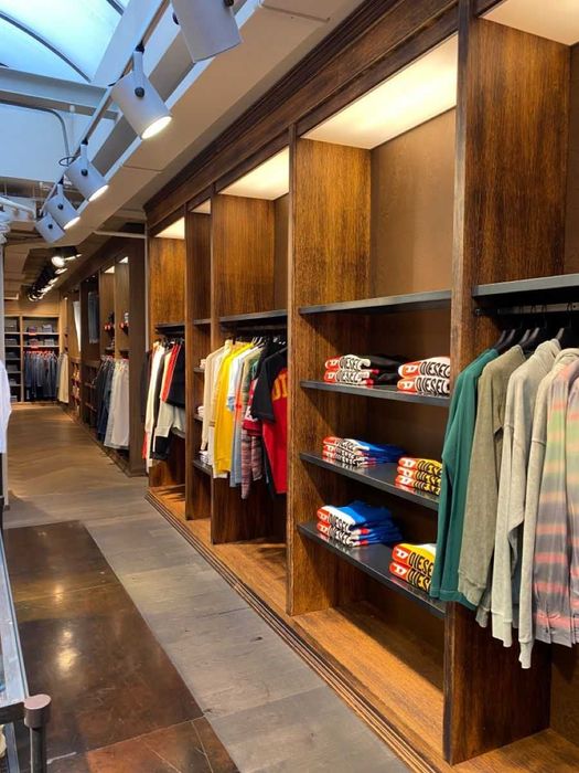 Торговое оборудование на заказ | Рейлы, стеллажи, витрины