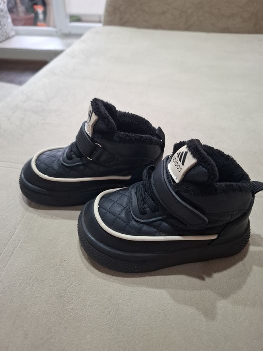 Продам детские ботинки