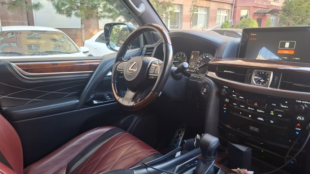 Lexus LX 570  Kuro Black Edition