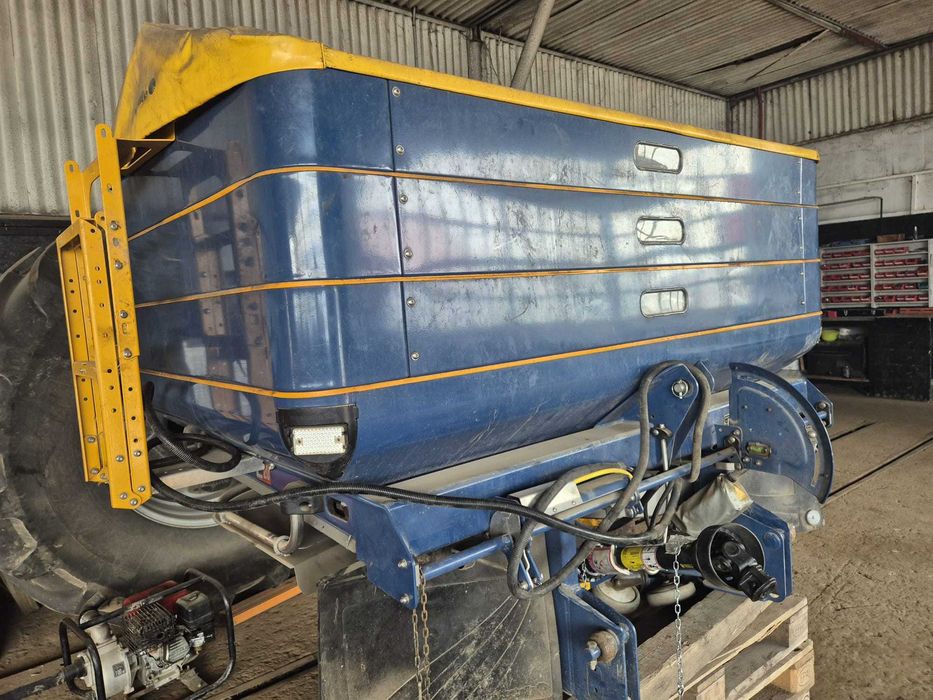 Masina de fertilizat Bogballe A/S L20 cu macara