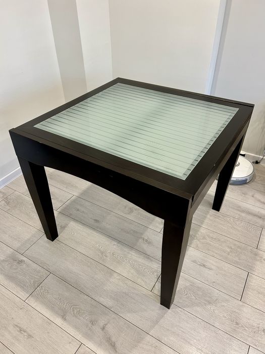 Разтегателна трапезна маса от масив и закалено стъкло 90х90см