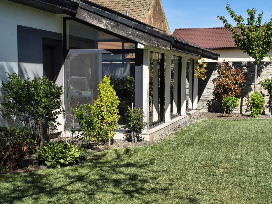 Oază de confort și eleganță în Săcălaz – Proprietate cu piscină, curte generoasă și toate facilitățile pentru o viață fără compromisuri!