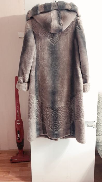 Продам шубу мутоновую с капюшоном