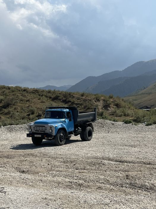 Вывоз мусора газель есть грузчики.