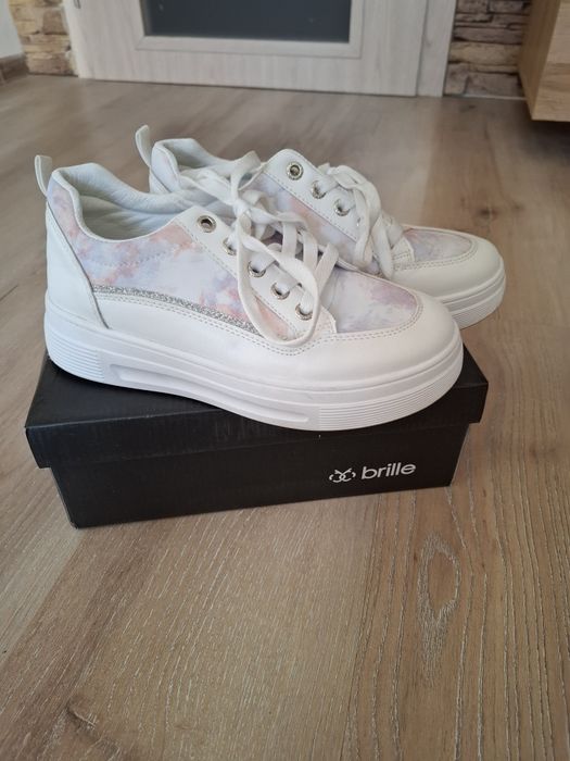 Бели  пролетни обувки