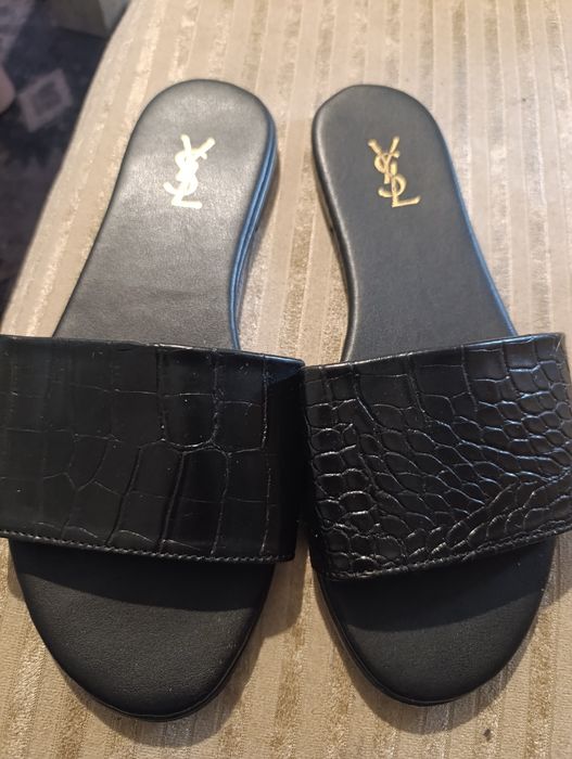Страхотни нови чехли YSL