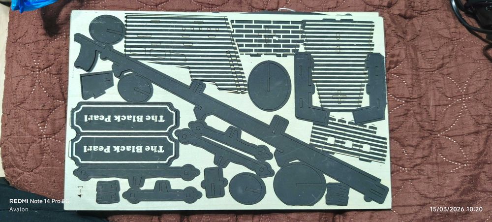 Черната перла, кит за сглобяване от дърво и пластмаса