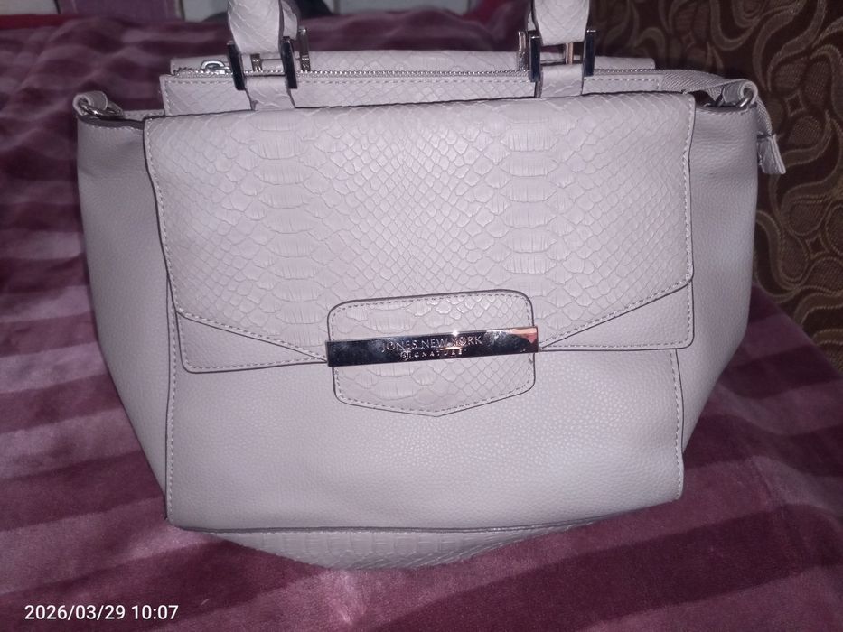 женская сумка бренда Jones New York Signature.