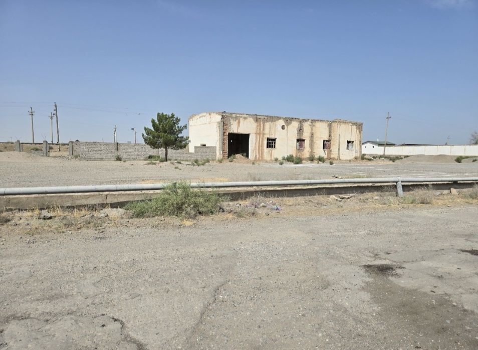 Нотурар бино сотилади