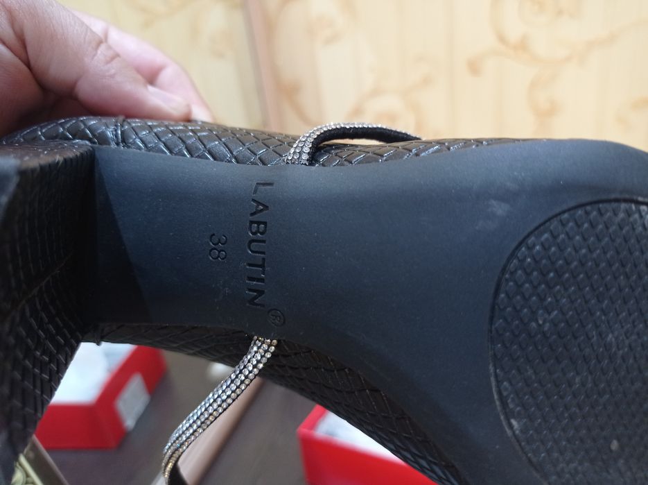 Ayollar oyoq kiyimi (tuflis)i ajoyib bejirim. Yangi kiyilmagan