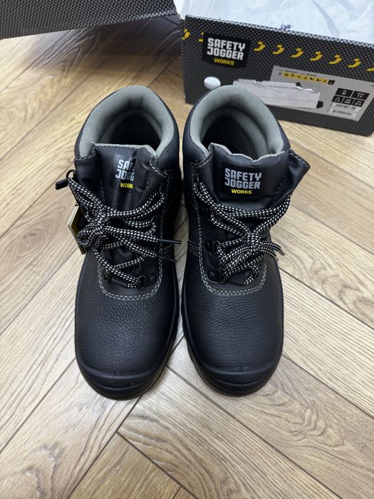 Продам спец обувь Safety jogger