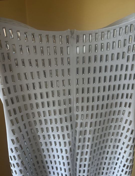 Бяла рокля с камъни