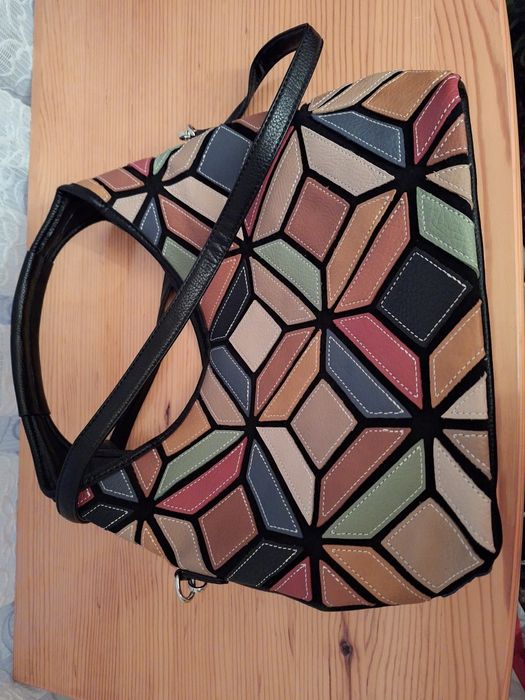 Чанта естествена кожа с къса и дълга дръжка.