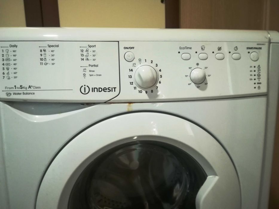 Продавам пералня Indesit IWSB50651 с проблем.