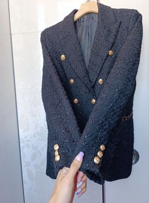 Черно сако букле