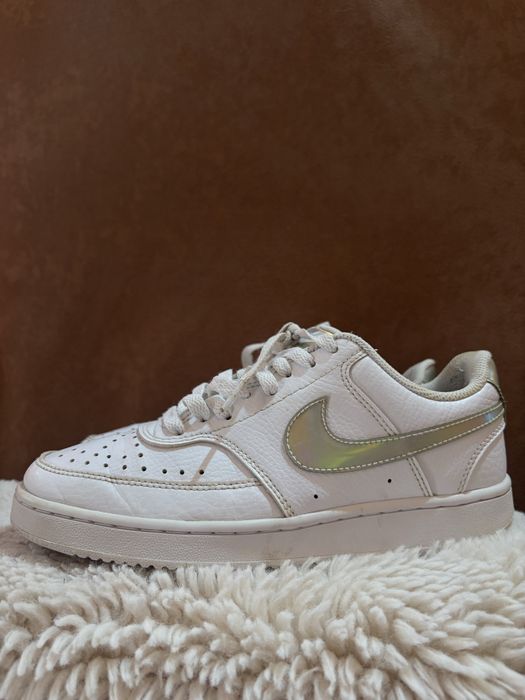 Adidași Nike Court Vision Low - Alb cu logo iridescent / argintiu