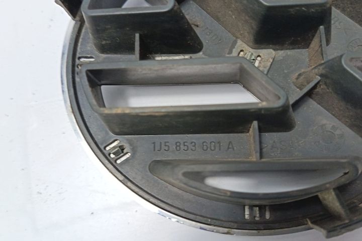 Emblema fata 1J5853601A Volkswagen VW Polo a 4-a generatie 9N