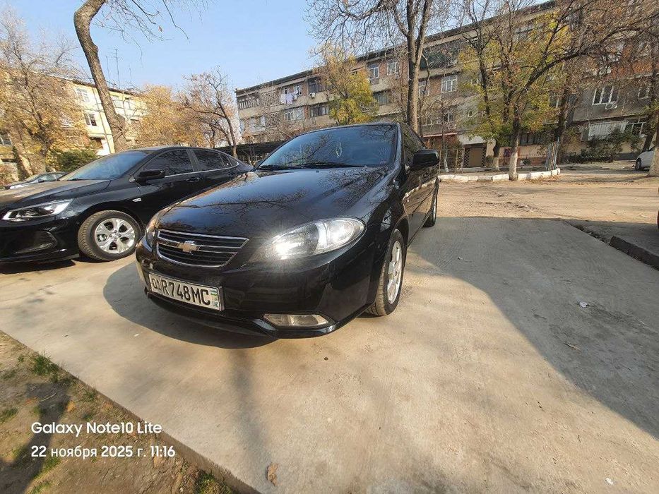 Qora Chevrolet Gentra sotiladi