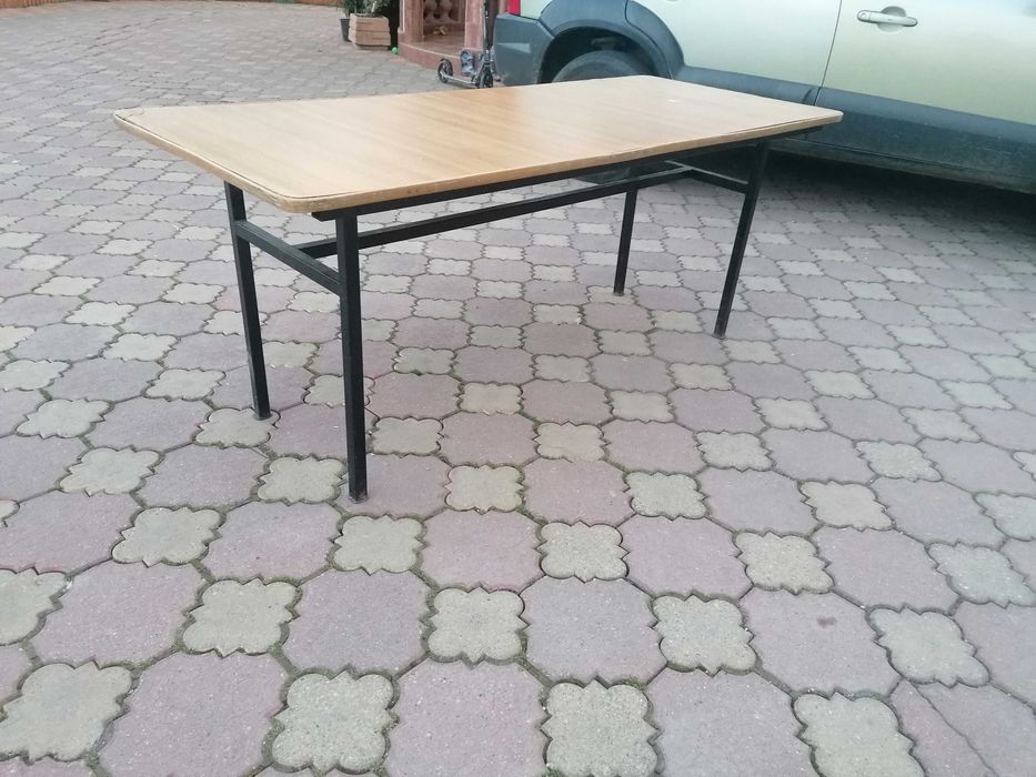 Vând masă ovală 2,0m x 1,40m