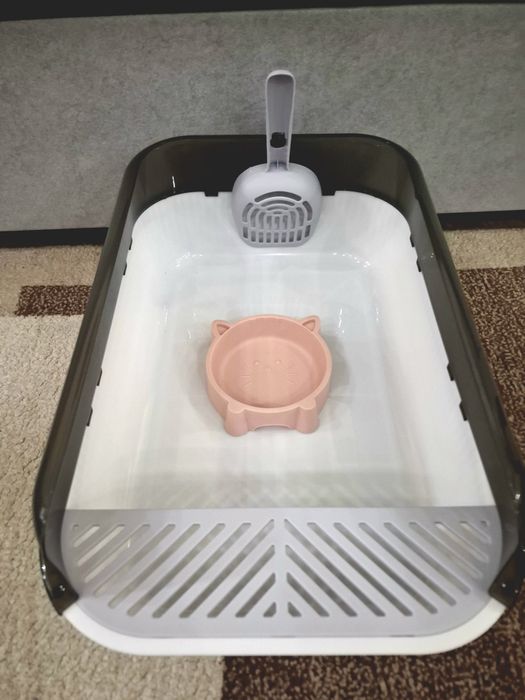 Продаётся НОВЫЙ большой лоток для кошек, с бортиками+ миска+ совочек.