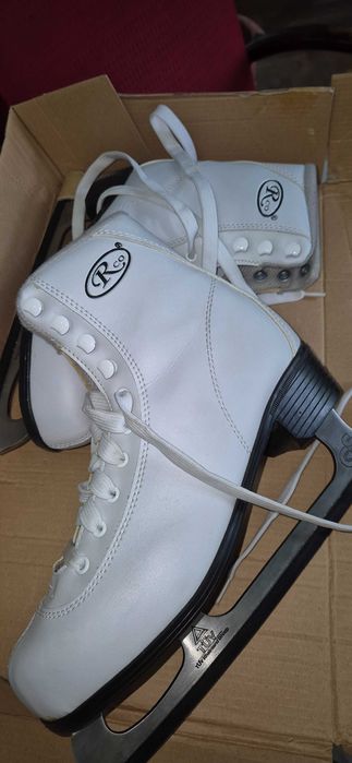 Patine de gheață noi