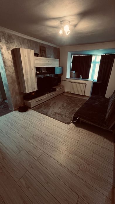 Apartament 3 camere, etaj 3, situat intre generala 6 si stomatologie, se vinde mobilat si utilat asa cum se vede in poze