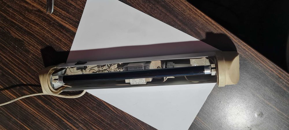 Ултравиолетова лампа за осветяване на банкноти за проверка