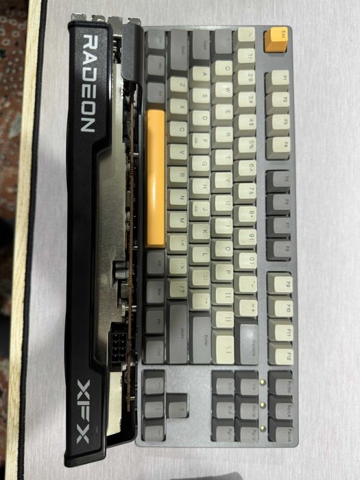 Продам видеокарту XFX RX 6600 XT 8GB