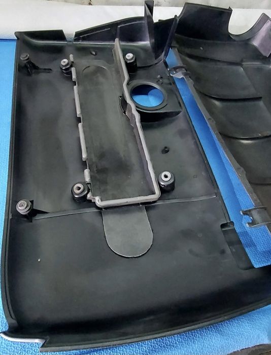 ПВЦ декоративен капак двигател  мерцедес 2.2CDI 2004г