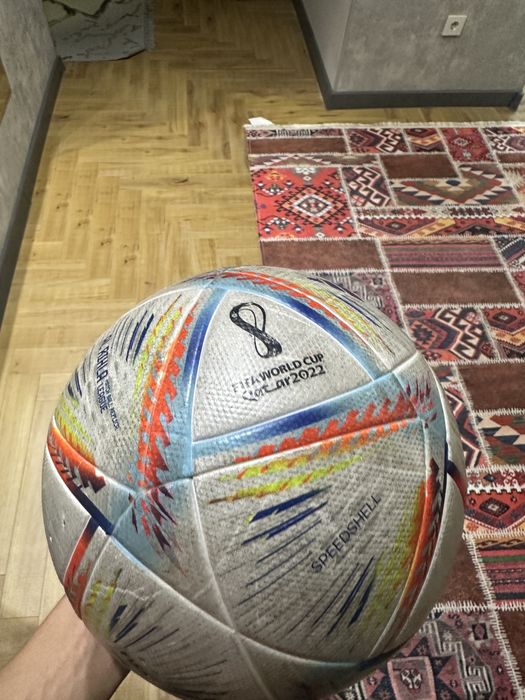 футбольный мяч adidas