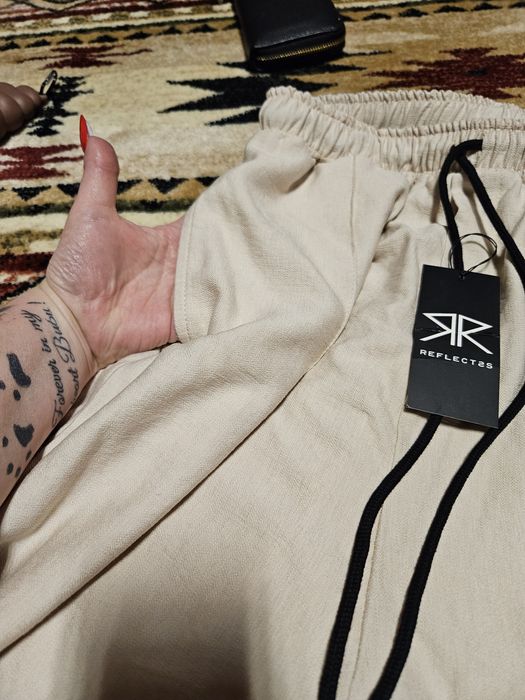 Pantaloni noi cu eticheta, Reflex
