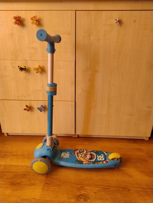 Trotineta cu trei pedale