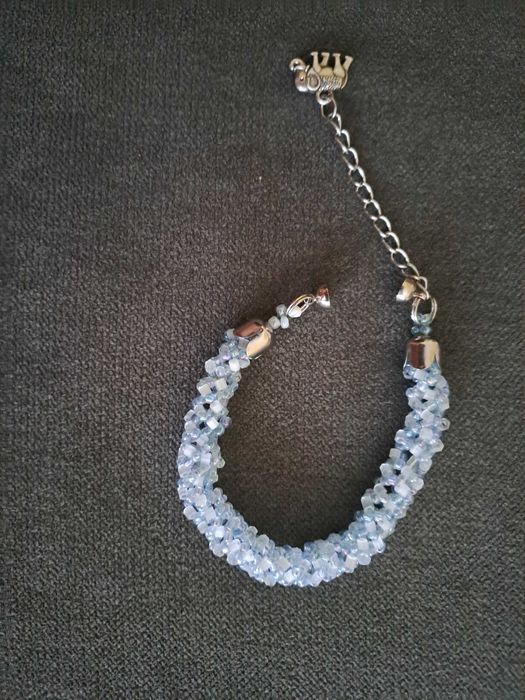 Гривна от сини мъниста с магнитно закопчаване