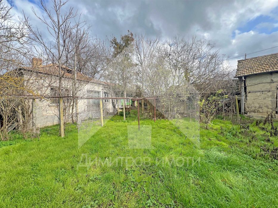 Продава се тухлена къща в гр. Плиска с двор 1200 кв.м. и КЛАДЕНЕЦ.