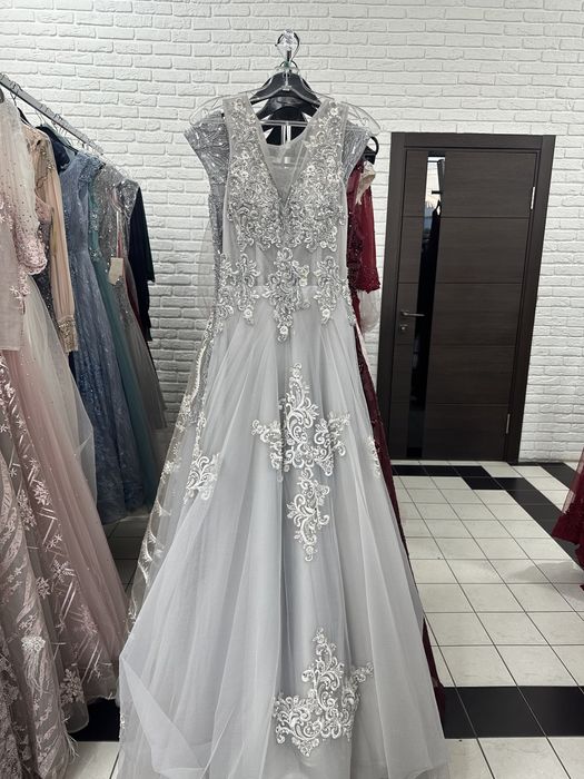 Новые платья продаются