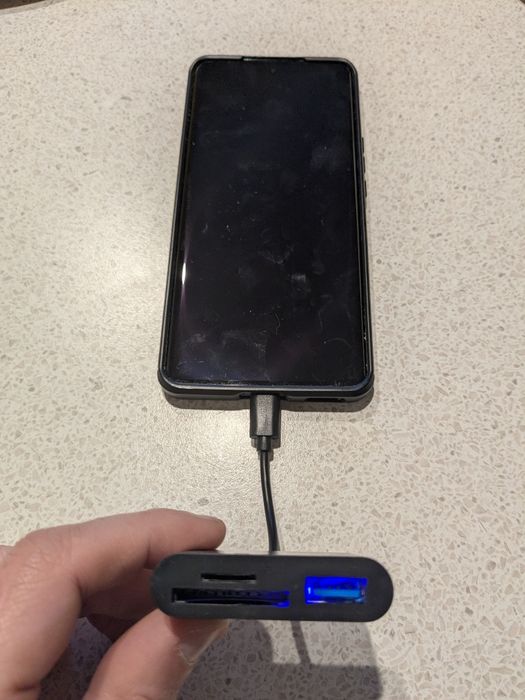 Adaptor pentru telefon sau tabletă