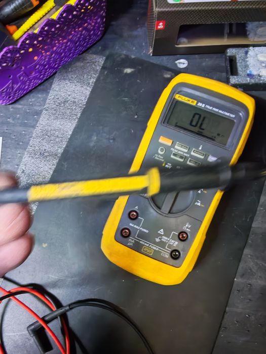 Aparat de măsură FLUKE 28II:
Tensiune si intensitate True-RMS pentru m