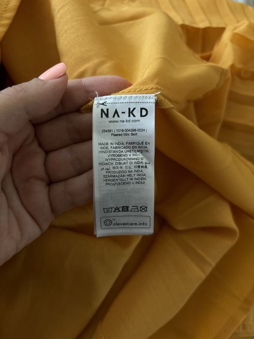 Жълта къса плисирана пола NA-KD