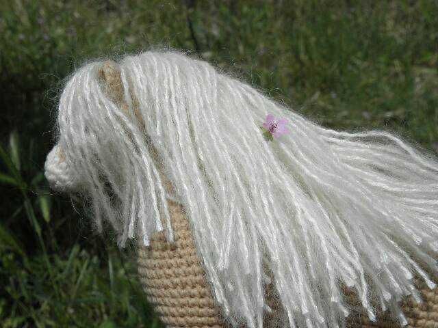 Красив кон - плюшена играчка плетена на една кука