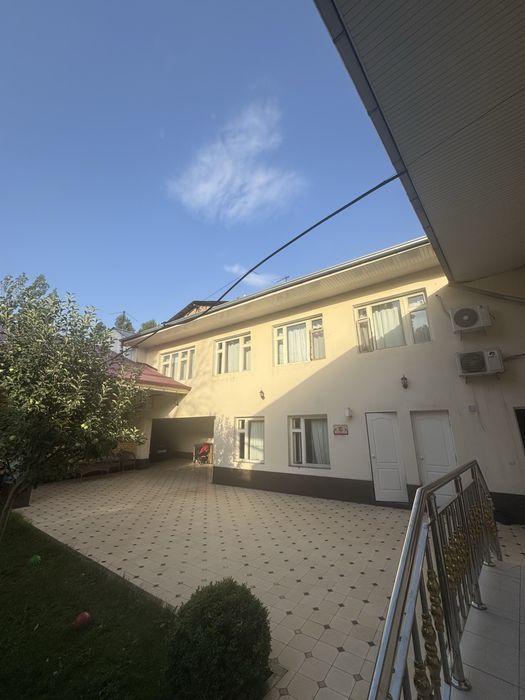 Uy sotiladi yolni yuzida 4,60 sotik 10 ta xona 3 ta sanuzel 1 ta kuxny