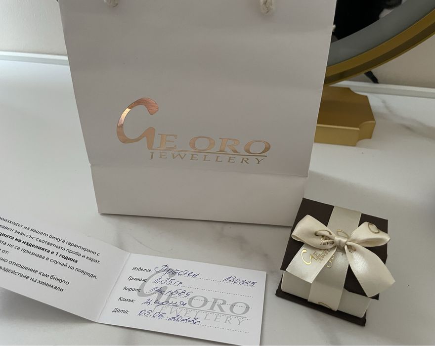 Пръстен от бяло злато с камъни