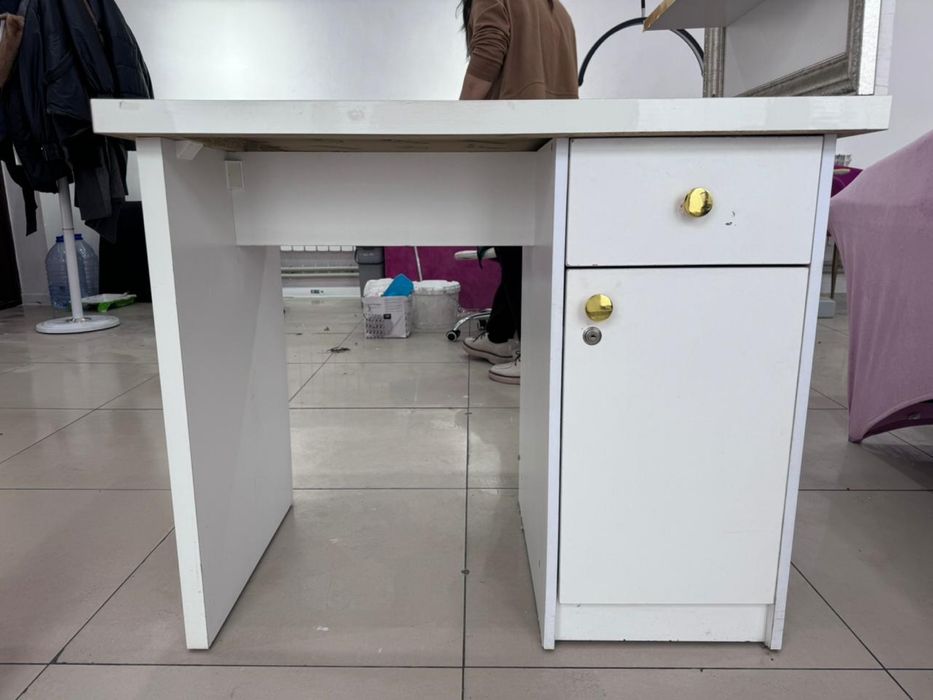 Маникюрний  стол