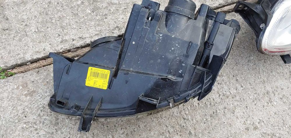 Vând faruri originale Smart 451, întregi, în stare bună.