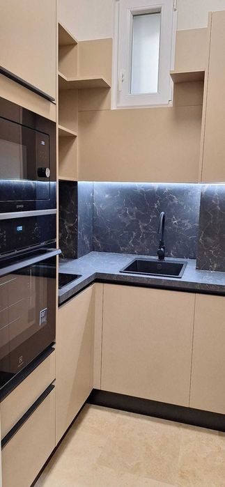 Închiriez apartament 2 camere în centrul municipiului Cluj-Napoca, într-o curte interioară, la parter, complet renovat, mobilat, ultrafinisat, 50 mp.