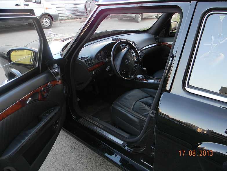 Mercedes-Benz E500 - Волга ГАЗ 21