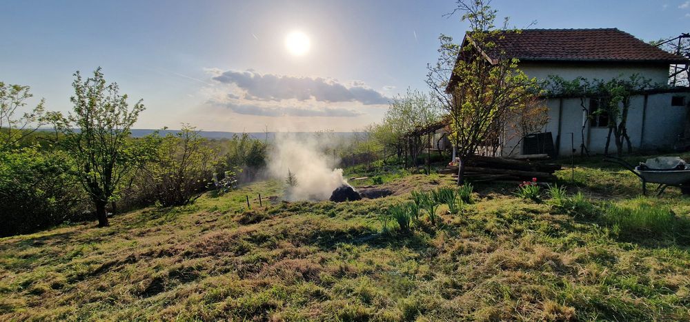 Две вили за ремонт с 1200 кв.м двор в м.  / не са свързани към ток и вода на Ени чешма, с. Бенковски (до Варна)