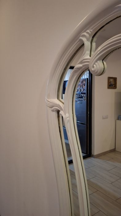 Oglinda alba cu model