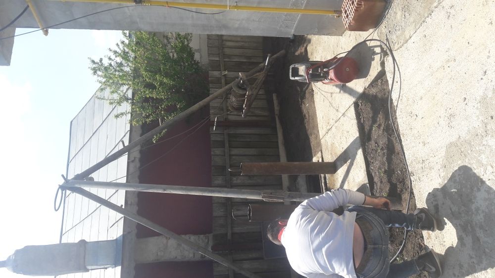 Executam foraje puturi Apa