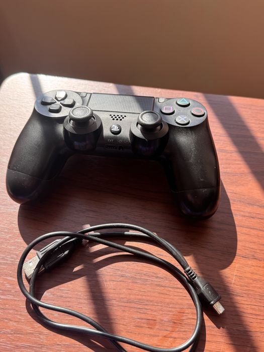 Продавам PlayStation 4 плюс